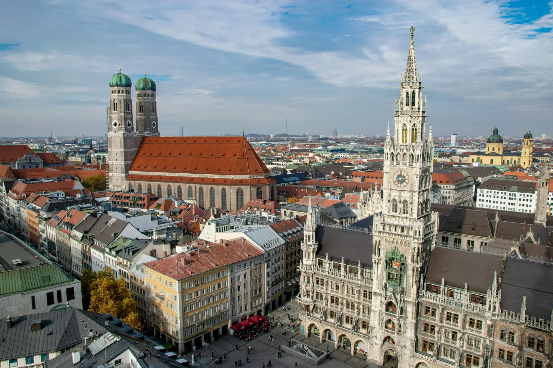 Marienplatz München aus der Vogelperspektive mit Frauenkirche und Rathaus